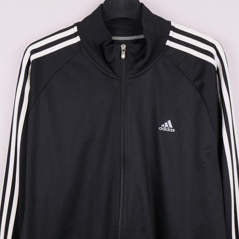 Närbild på överdelen av träningsjackan och kragen