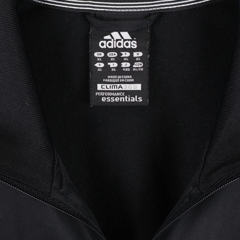 Närbild på adidas-etikett och storleksinfo i kragen