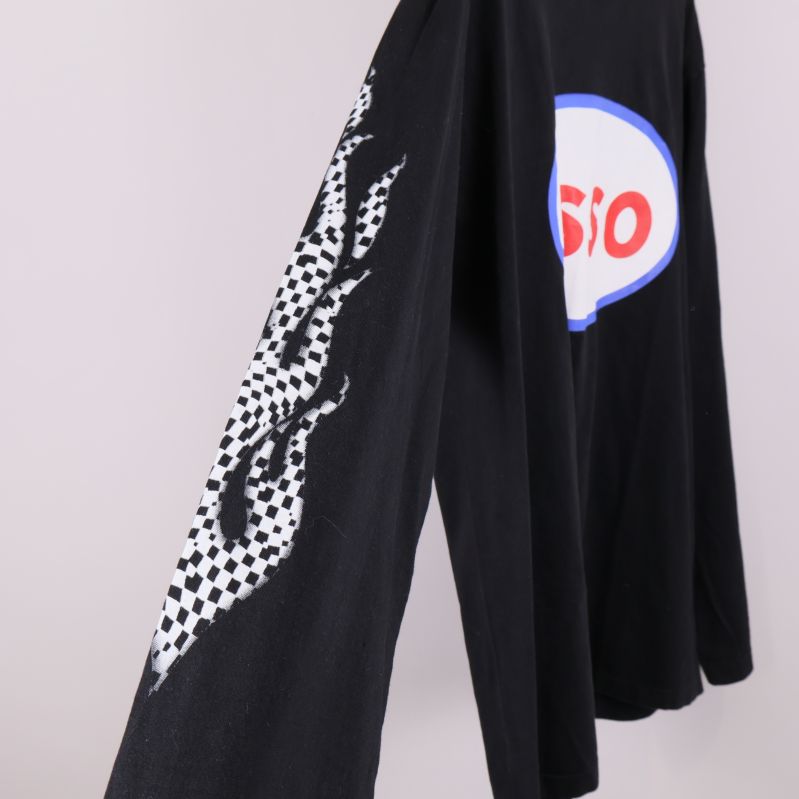 Närbild på svartvitt grafiskt mönster på ärmen