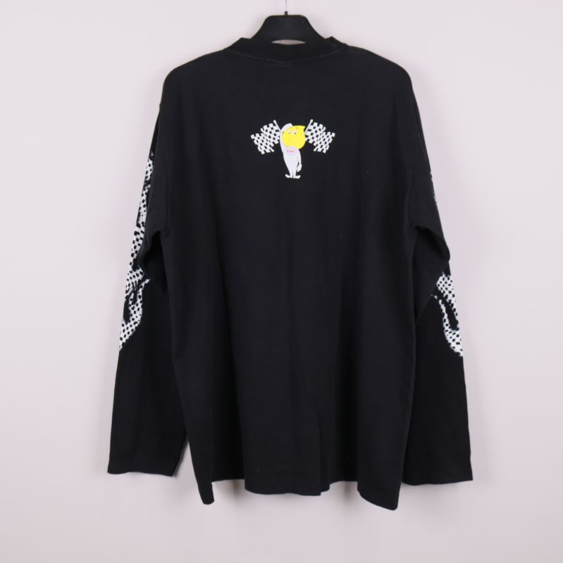 Baksidan av svart tröja med figur och flaggor upptill