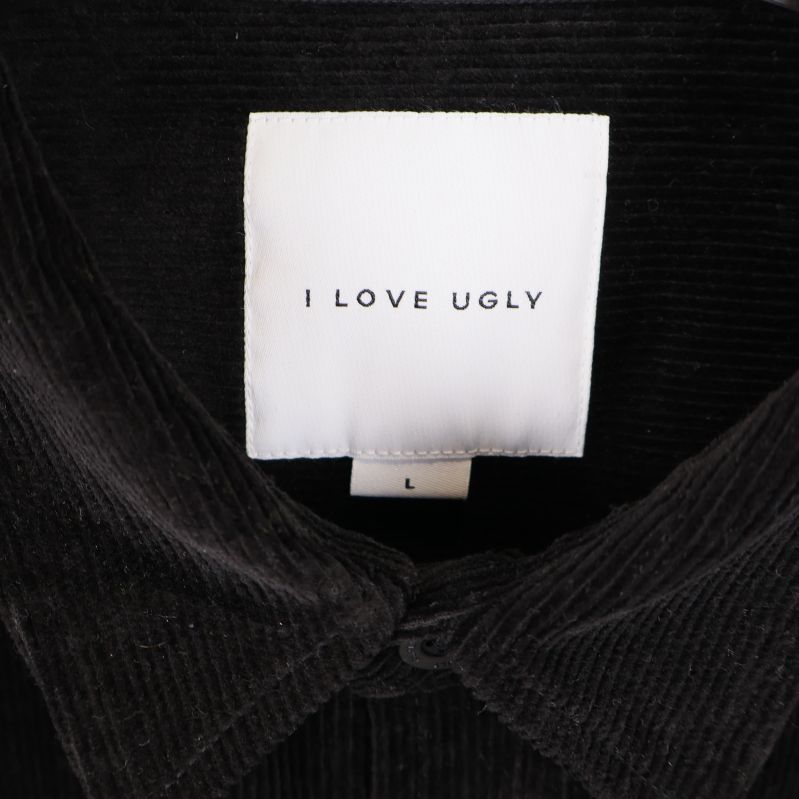Närbild av etikett med I Love Ugly logotyp och storlek L