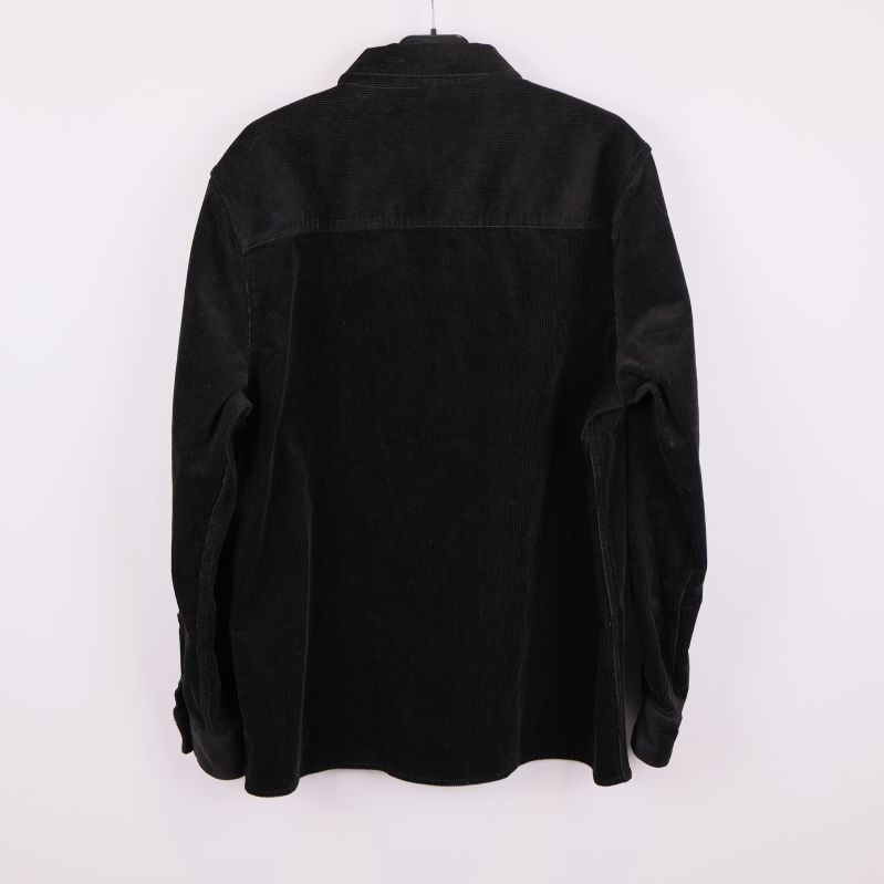 Svart manchesterovershirt sedd bakifrån med rak passform