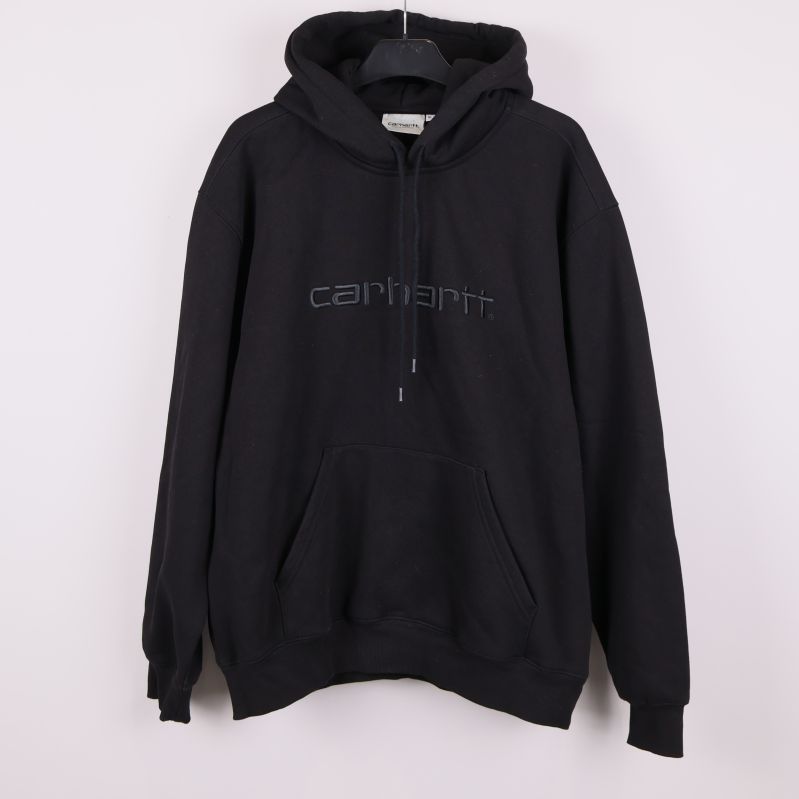 Svart hoodie med logotyp från Carhartt hängande på galge