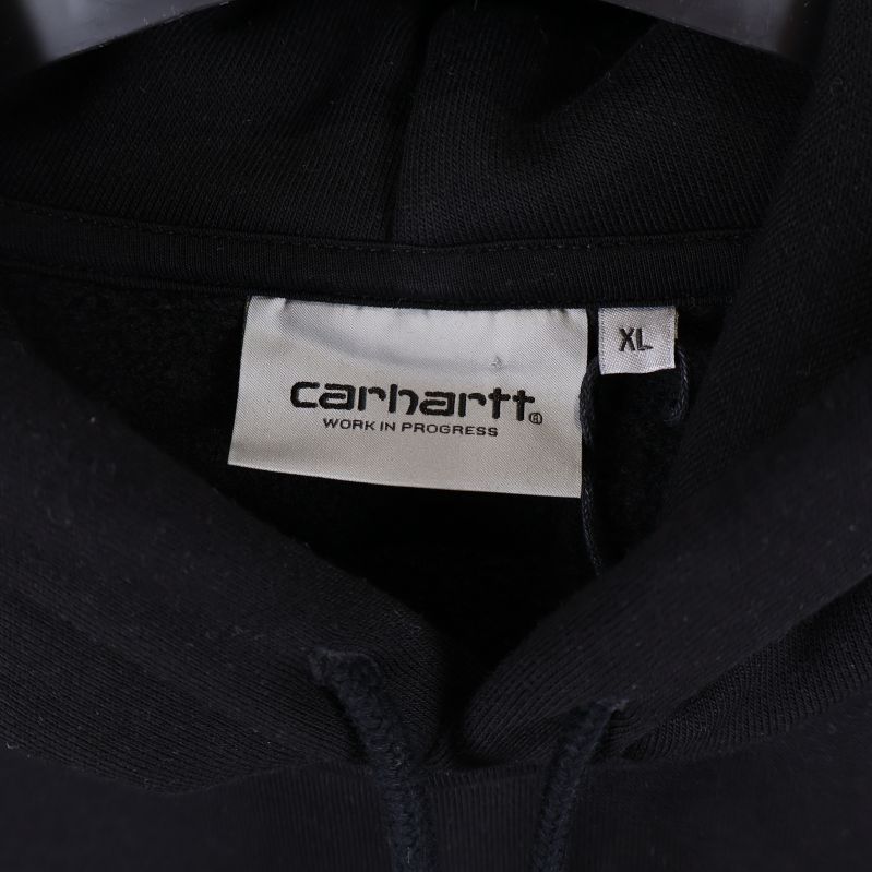Närbild på Carhartt-etikett och storlek XL i nacken