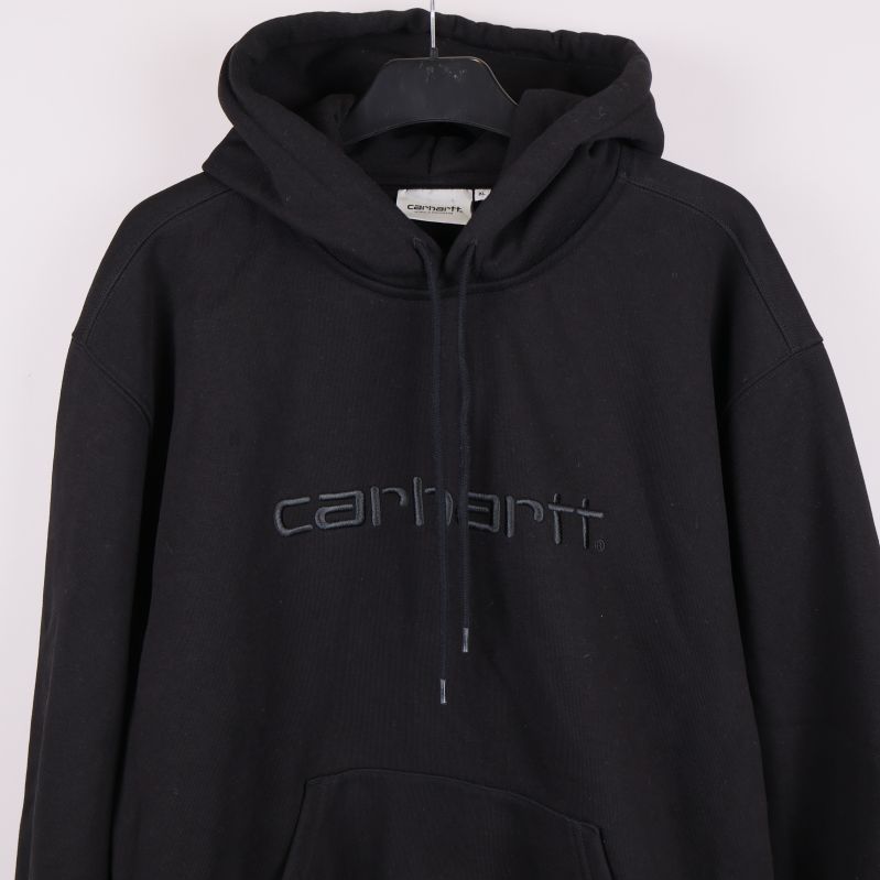 Framsida av hoodie med broderad Carhartt-logga och ficka