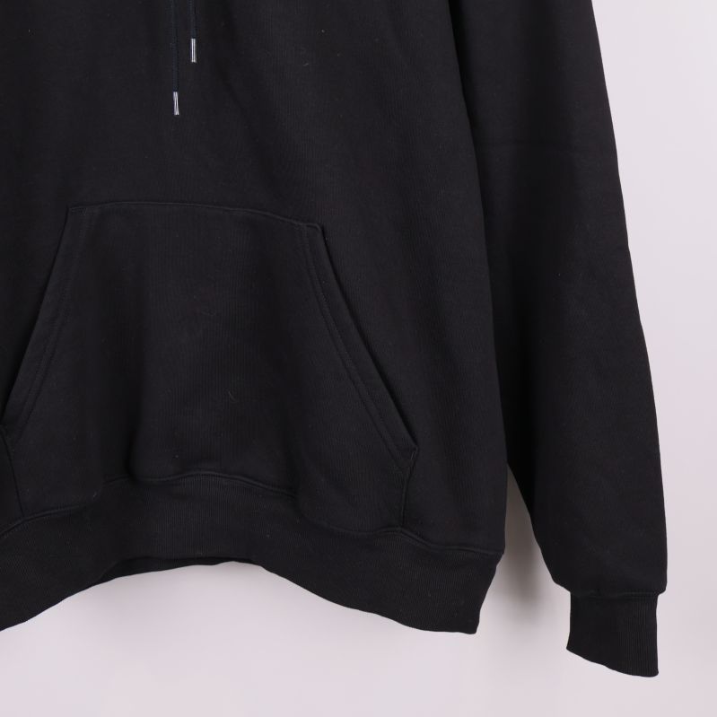 Ribbade muddar och nedre del av svart hoodie