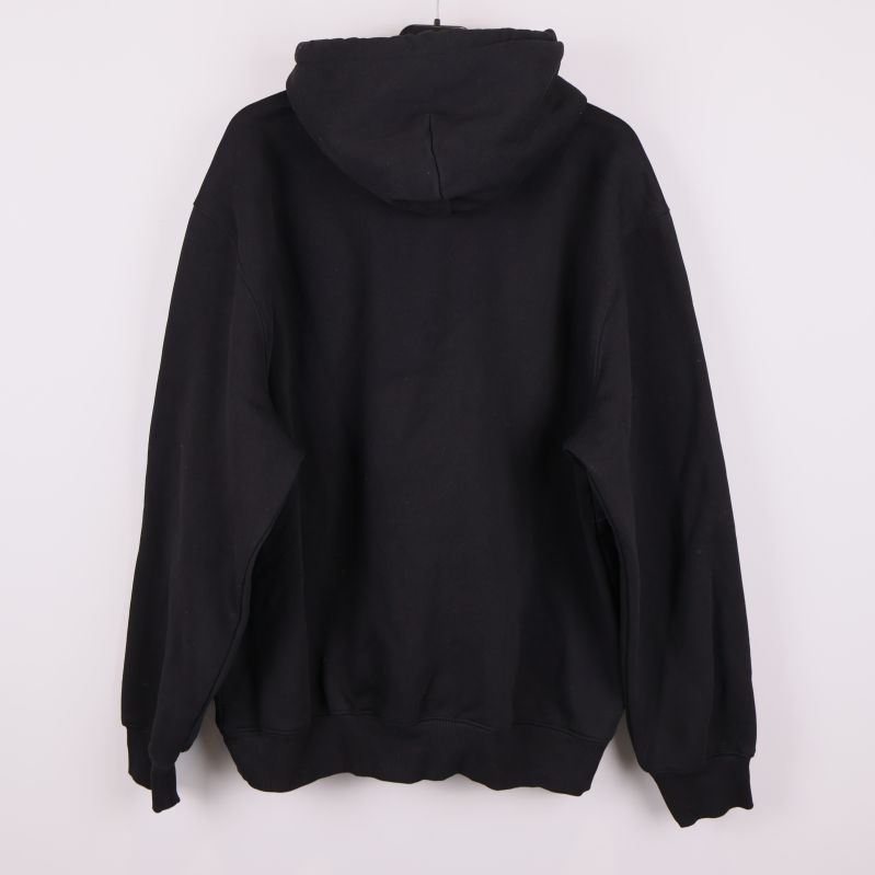 Baksidan av svart hoodie med huva