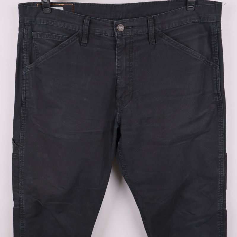 Närbild på jeansens framsida och fickor