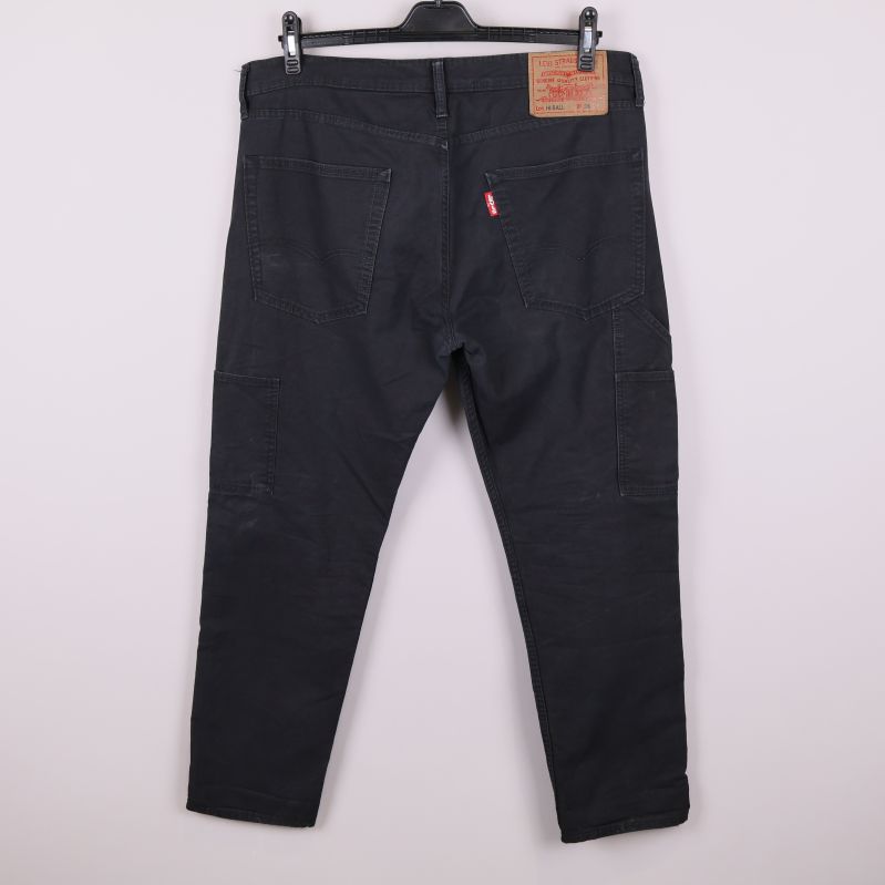 Baksida av svarta jeans med Levi’s etikett ovanpå fickan