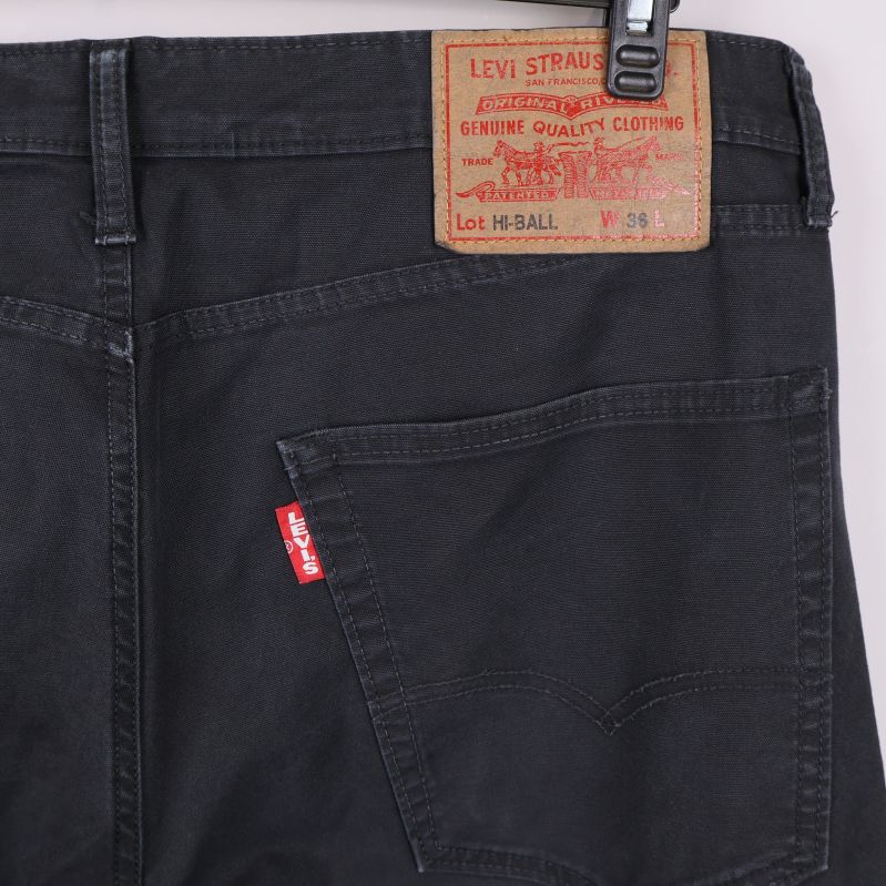 Närbild på bakficka och läderpatch med Levi’s logotyp