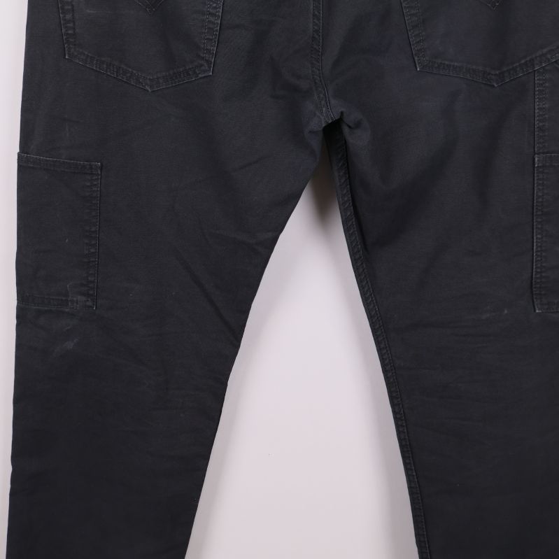 Baksidan av benen och sömmarna på jeansen