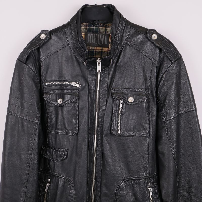 Övre framdel av jackan med dragkedjor, knappar och fickor