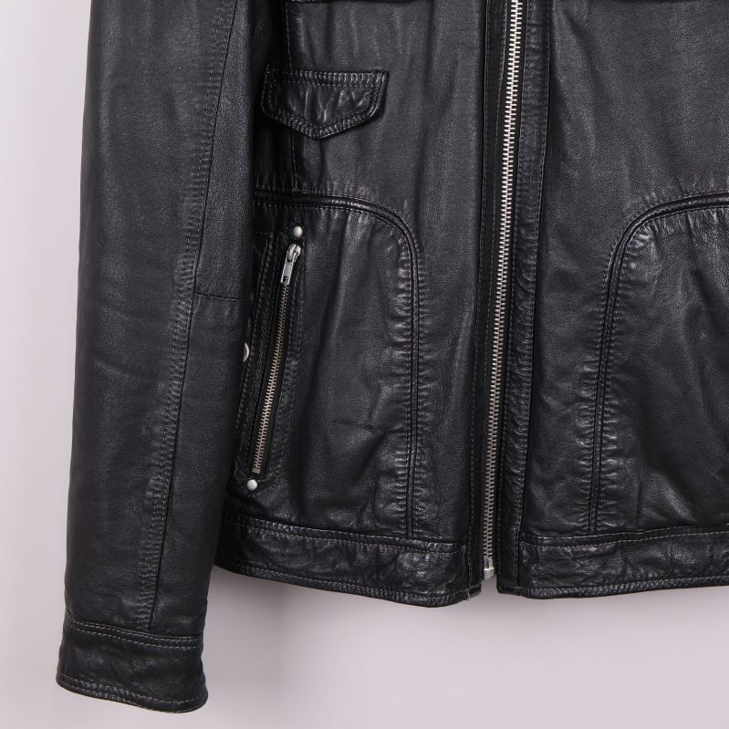 Nedre framdel av jackan med dragkedja och ficka