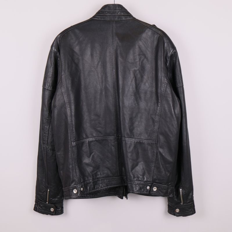 Baksida av svart skinnjacka utan synliga detaljer