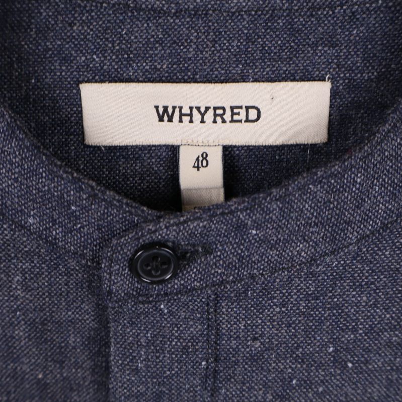 Närbild av krage och etikett med varumärket Whyred