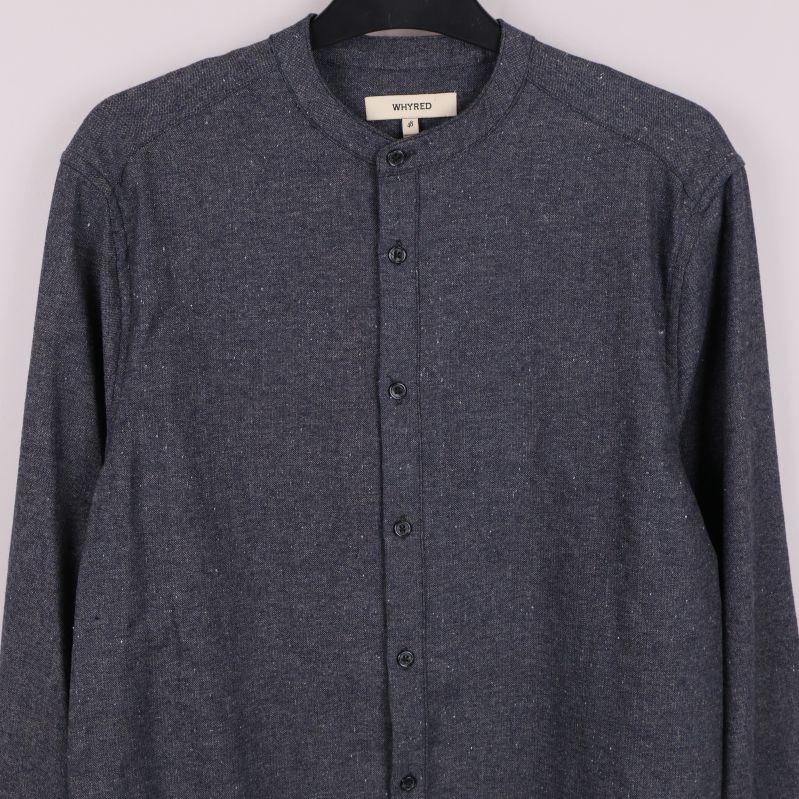 Närbild på överdel och axlar av grå skjorta