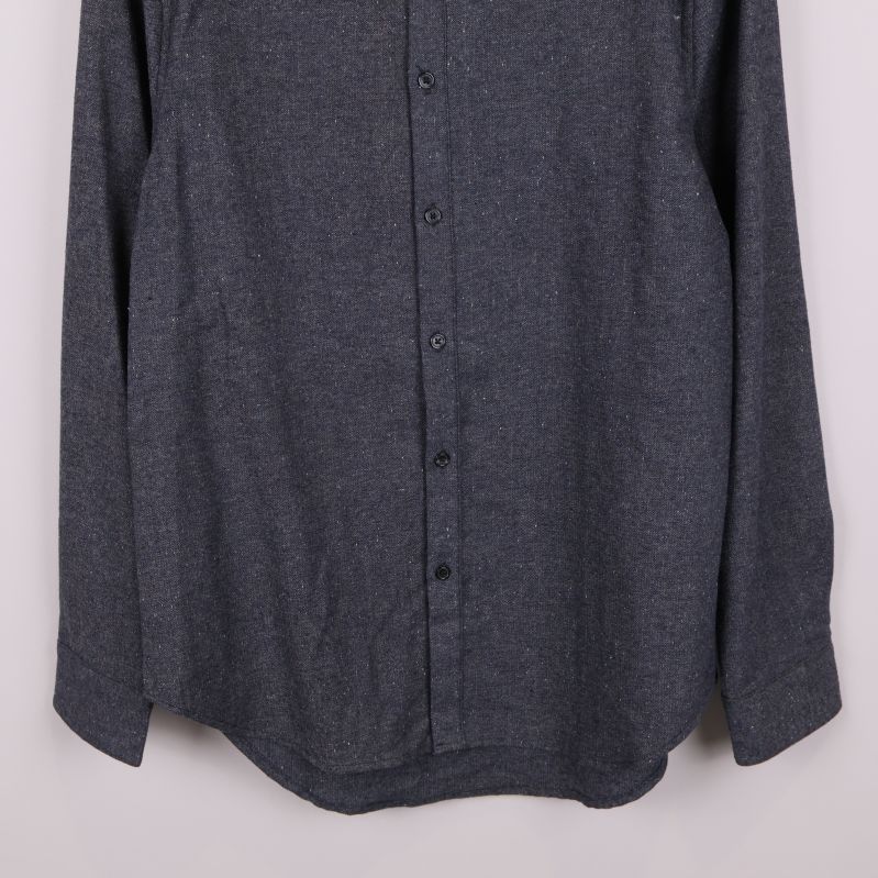 Nederdel av grå långärmad skjorta med rundad fåll