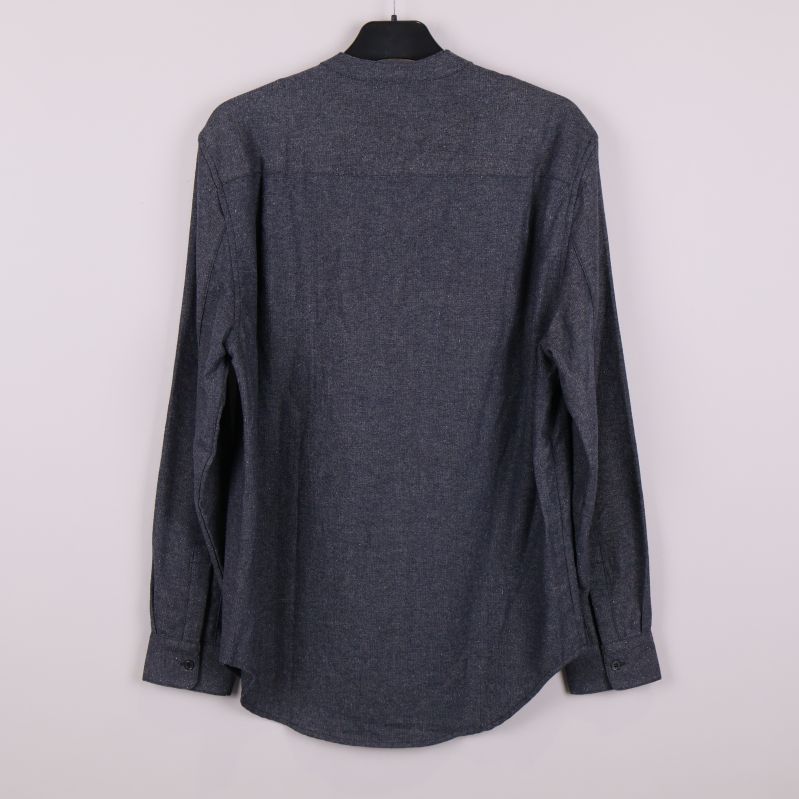 Baksida av grå långärmad skjorta med ståkrage