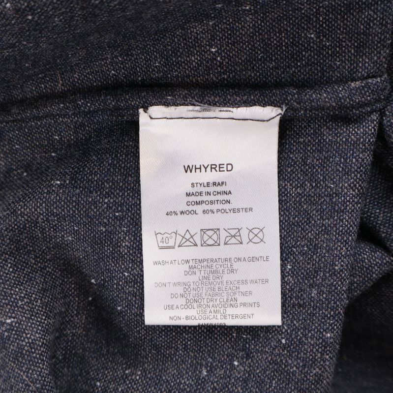 Materiallapp visar ull och polyester i skjortan