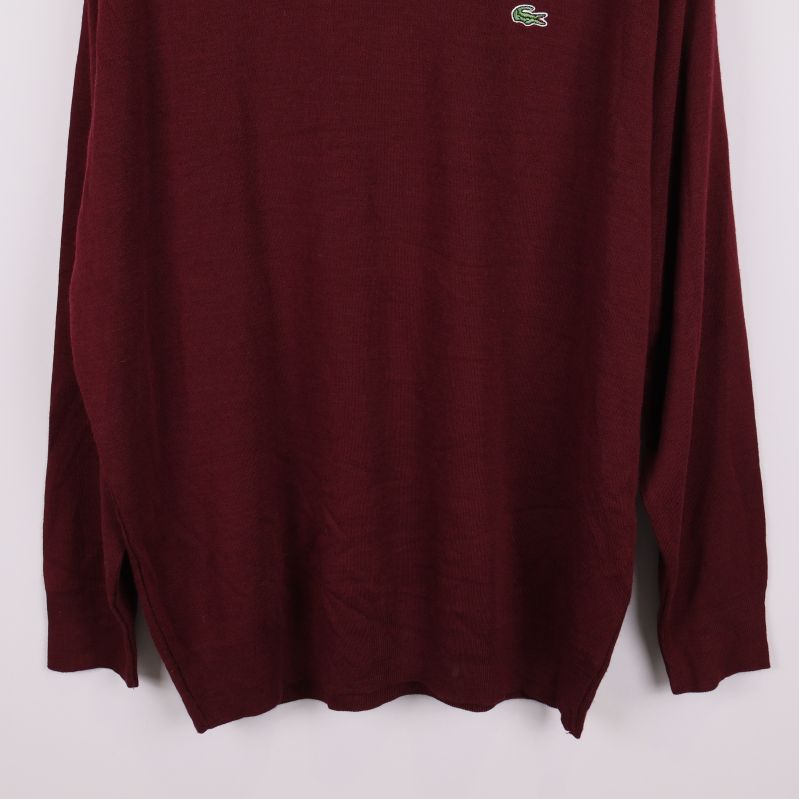 Nederdelen av vinröd långärmad tröja från Lacoste