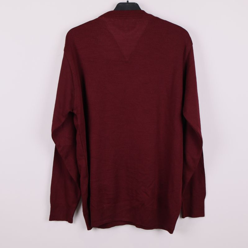 Baksidan av vinröd långärmad tröja från Lacoste