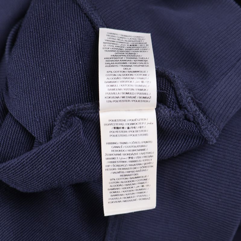 Materialetikett på insidan av marinblå sweatshirt