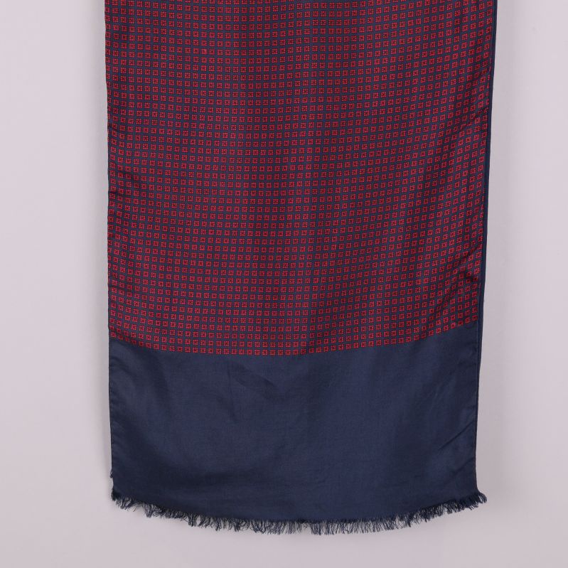 Närbild på scarfens röda mönster och blå nederdel