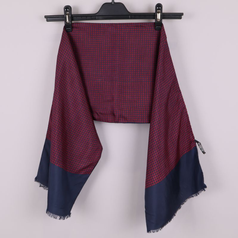 Scarfen utvikt på galge med båda blå ändarna synliga