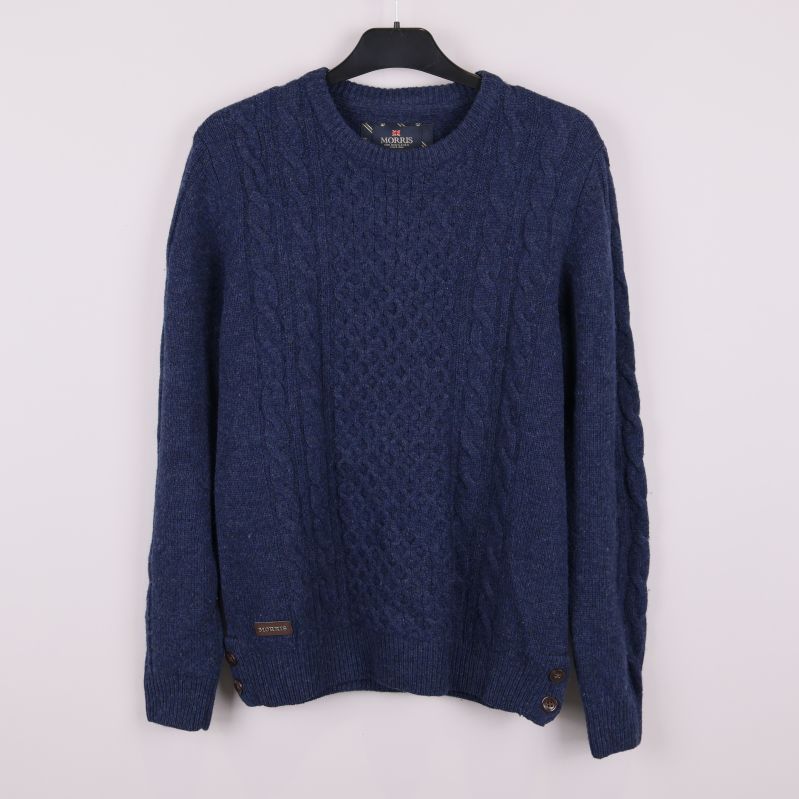 Framsida av blå kabelstickad tröja 