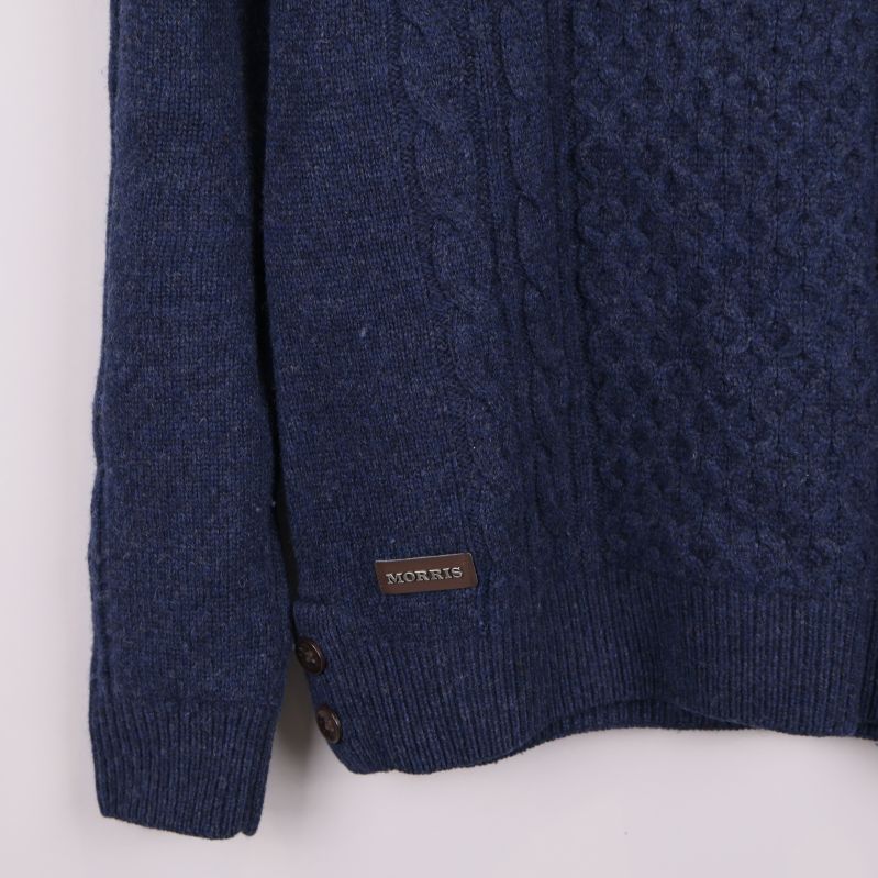 Närbild av tröjans nedre del med Morris-logga och knappar