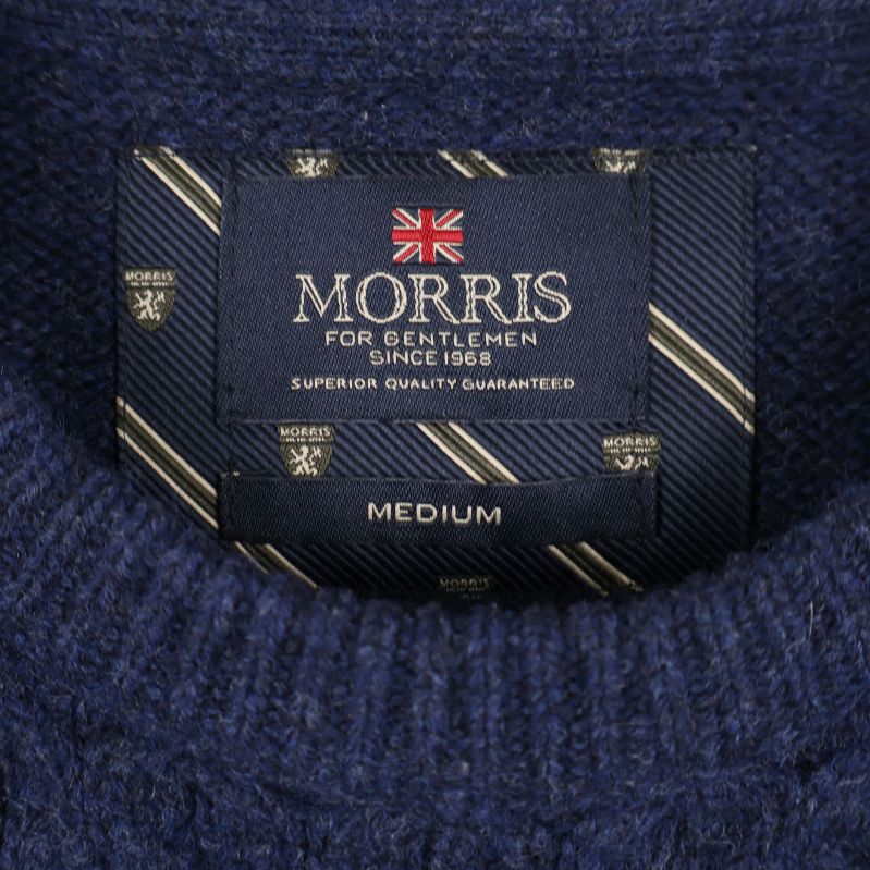 Närbild av märkesetikett Morris på insidan av tröjan