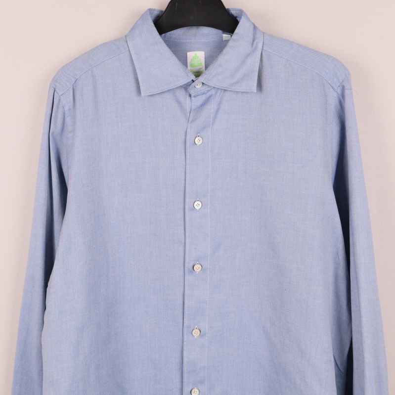 Närbild framtill på skjortans bröstknäppning