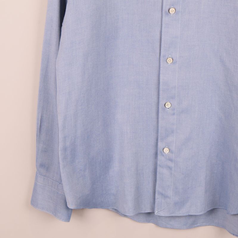 Närbild av nederkant av skjortans framsida