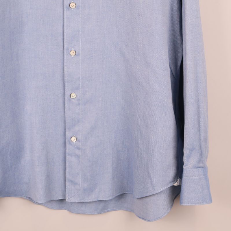 Närbild av nederkant på skjortans högra sida