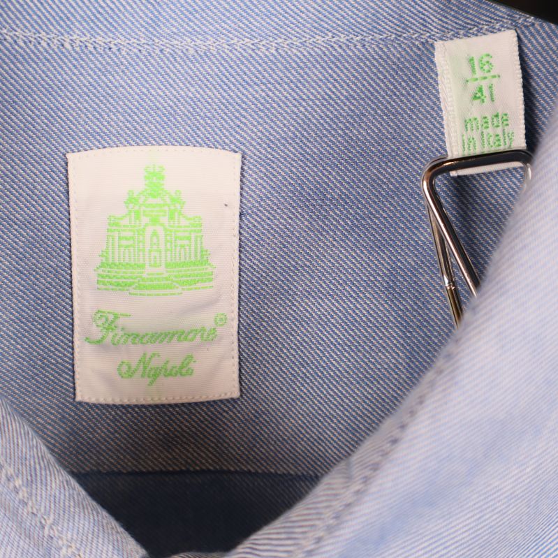 Närbild på etikett Freeman Nyköping i nacken