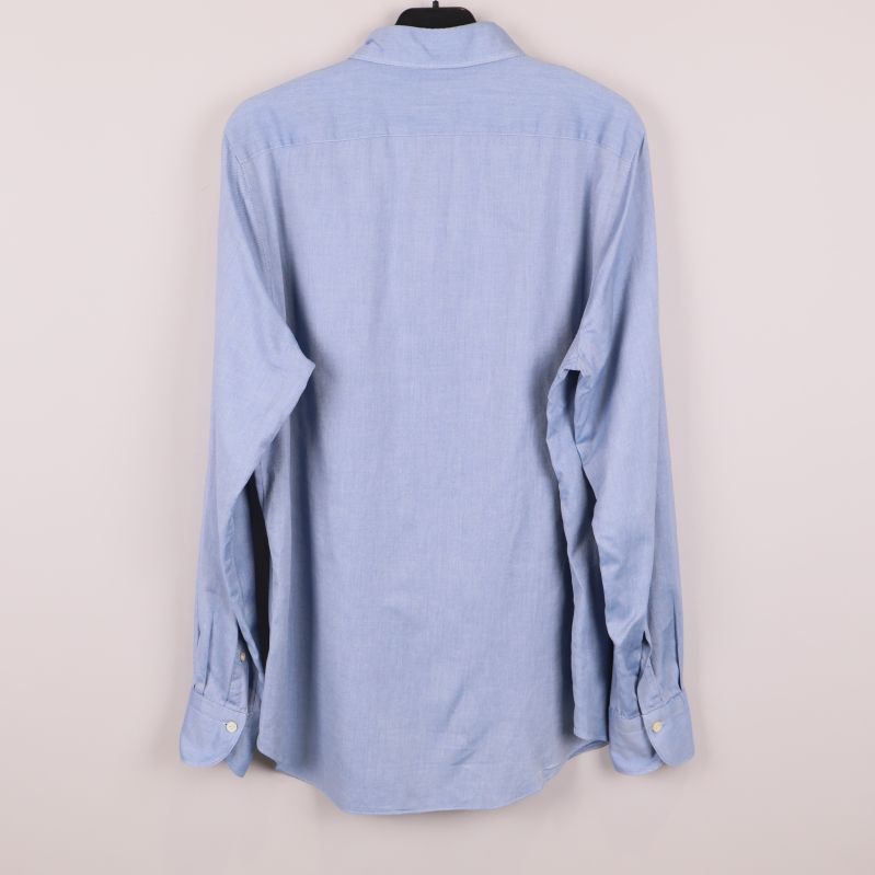 Baksidan av ljusblå skjorta med lång ärm