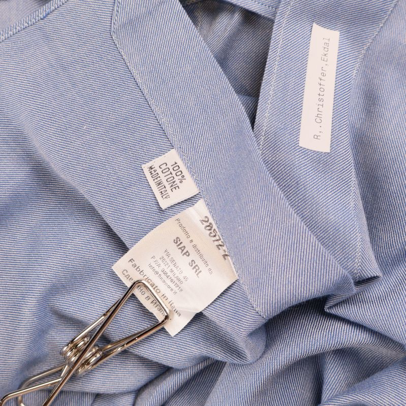 Närbild på skötselrådsetikett med materialinformation