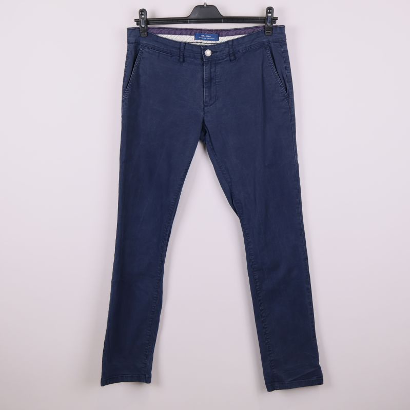 Framsida av mörkblå chinos med smal passform