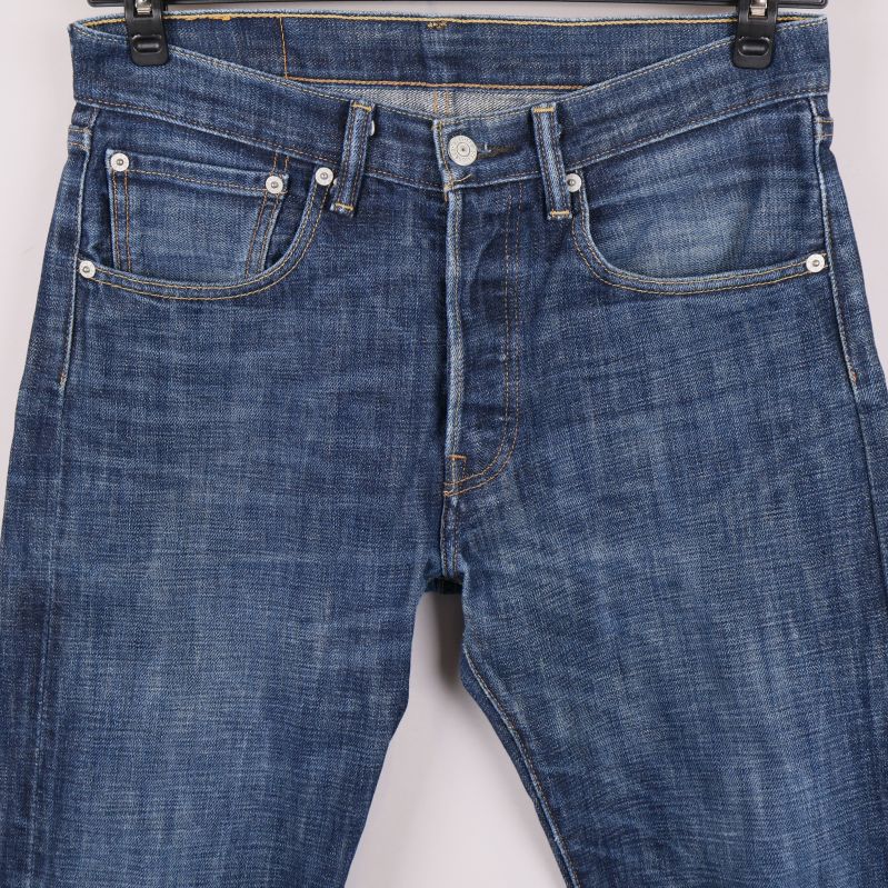 Framfickor och gylf på Levi's jeans i blå denim