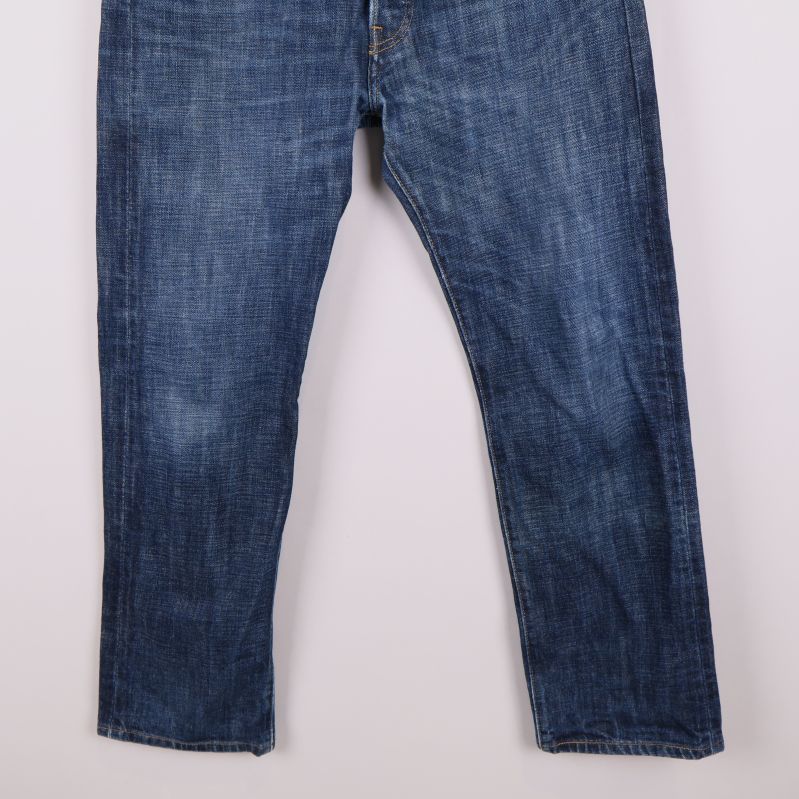 Nedre delen av raka blå Levi's jeans