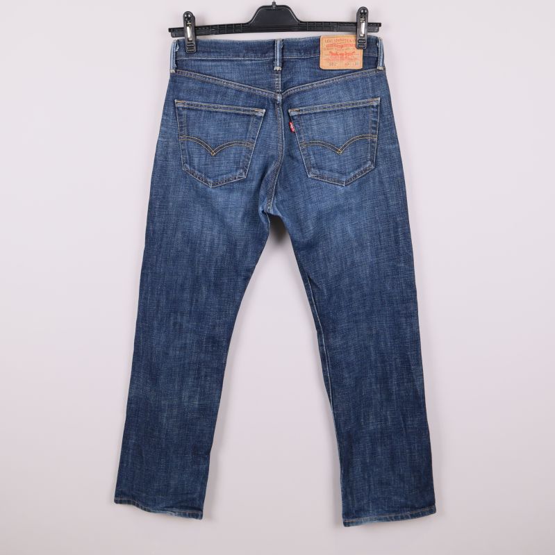 Baksida av klassiska blå Levi's jeans med fickor