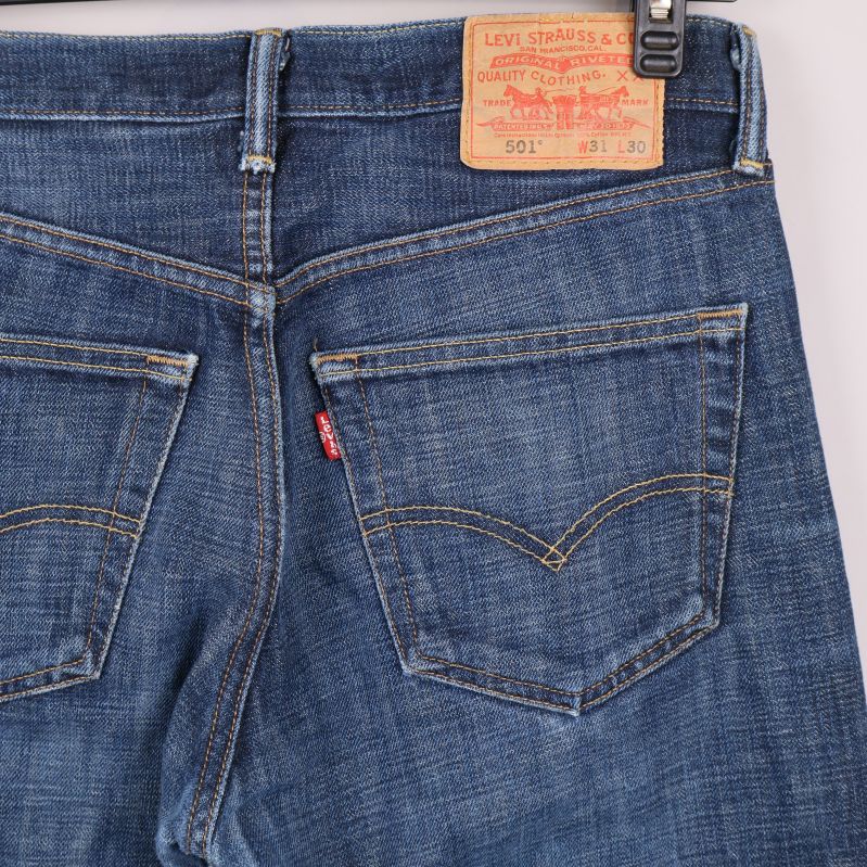 Närbild på Levi's läderpatch och bakfickor