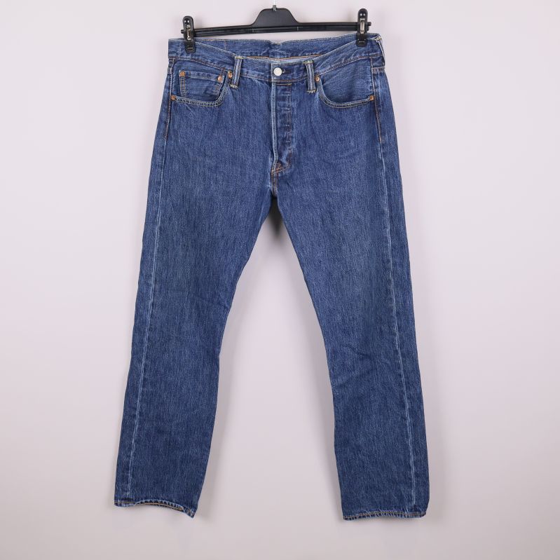 Jeans framifrån i klassisk blå denim med rak passform