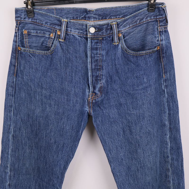 Närbild av jeanslivet och fickor framtill