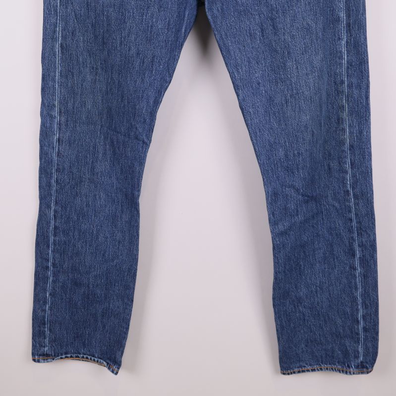 Närbild på ben och avslut nedtill på jeans