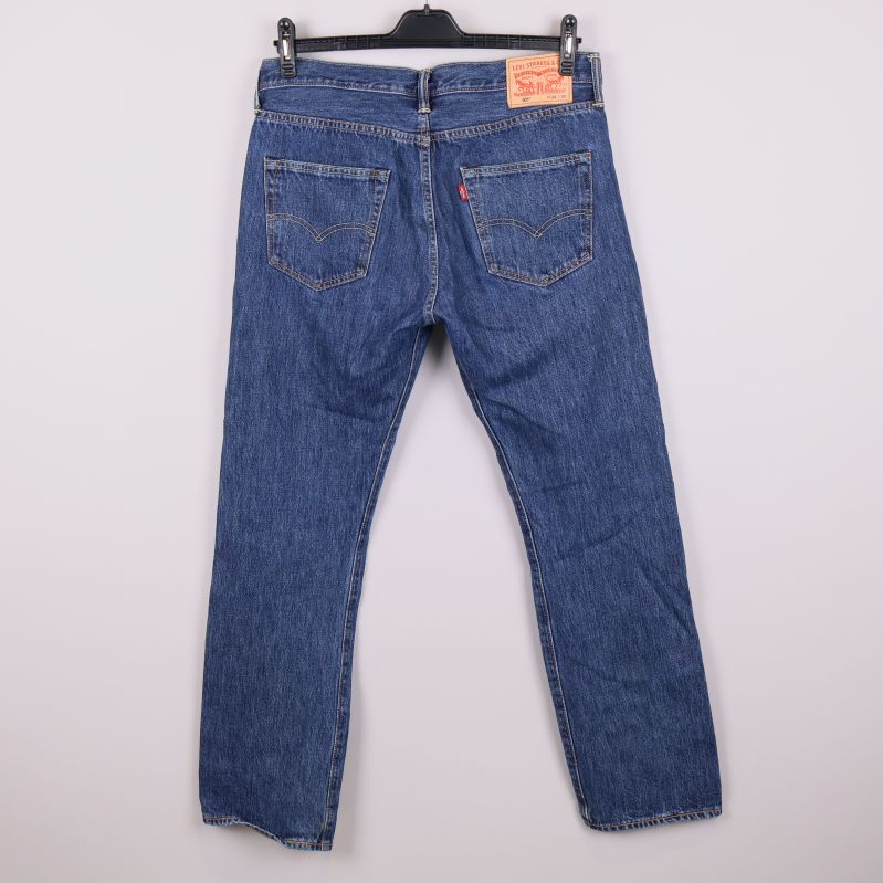 Jeans bakifrån med tydliga bakfickor och Levis-lapp