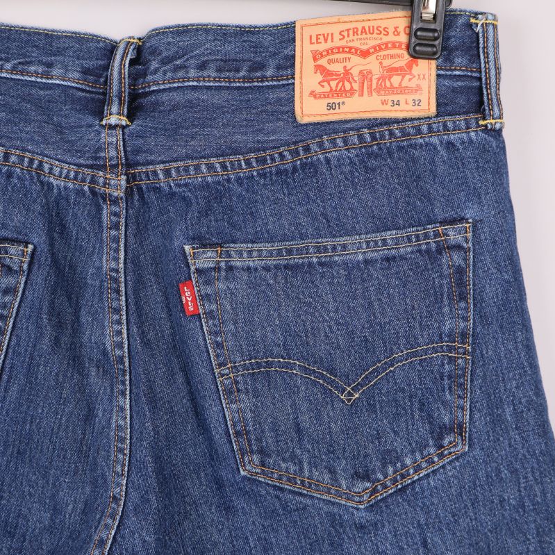 Närbild på Levis-logga och bakficka på jeans