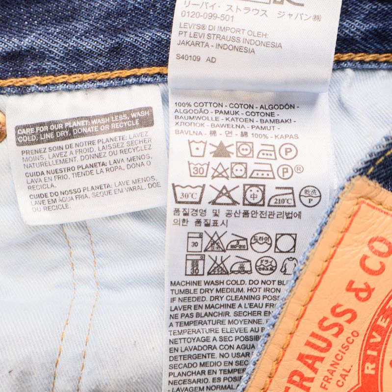 Tvättrådsetikett med materialinfo för Levis-jeans