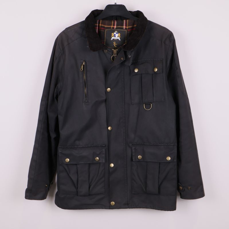 Svart jacka med tryckknappar och ståkrage framtill