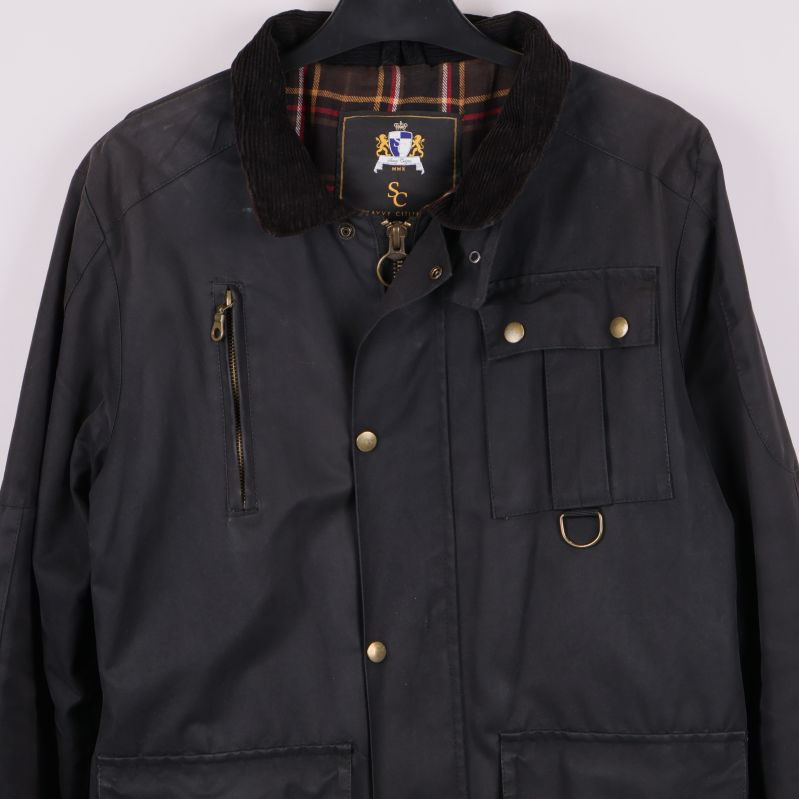 Detaljer framtill på jackan med olika fickor och dragkedja